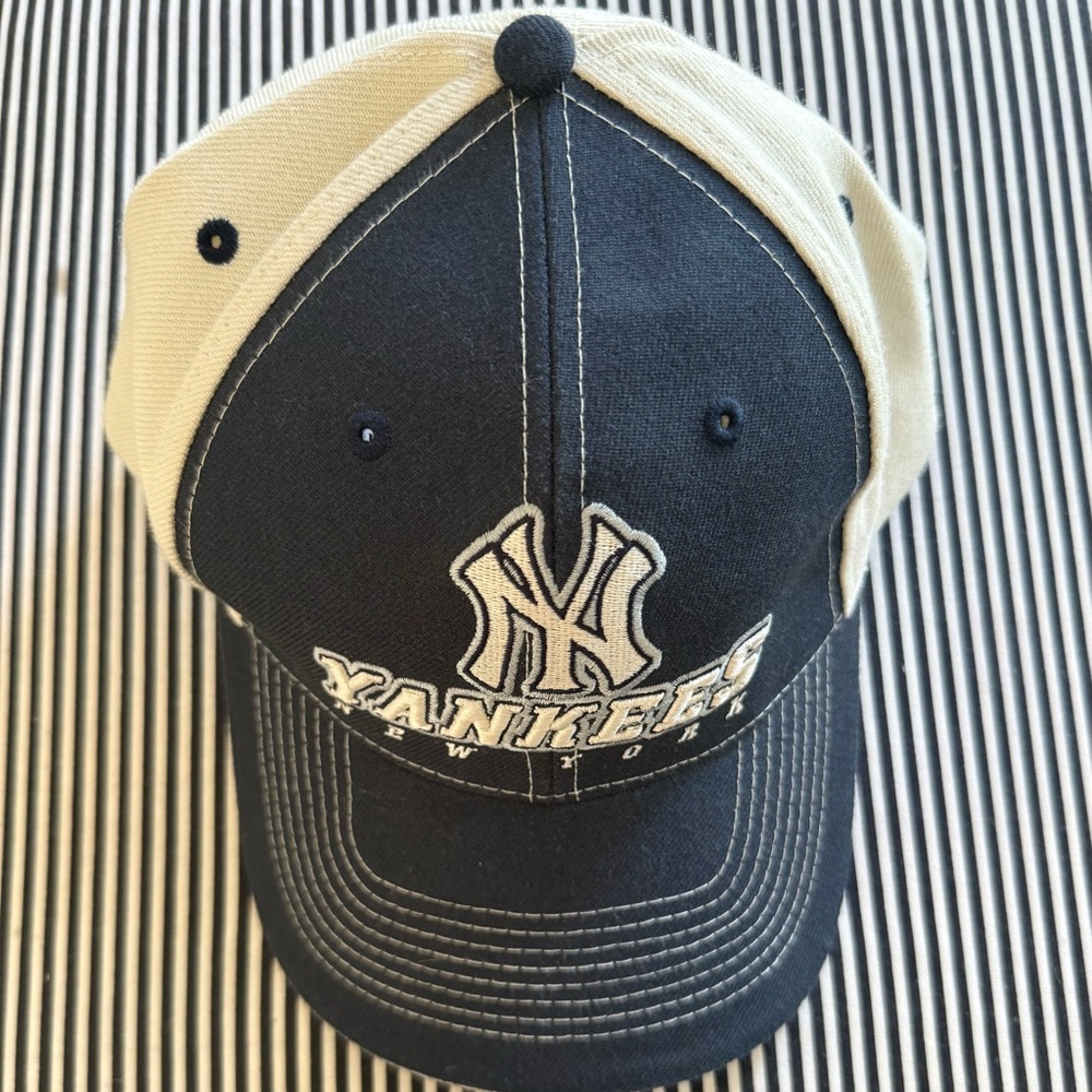 CLASSIC FLYWHEEL NEW YORK YANKEES BALL CAP 🧢
